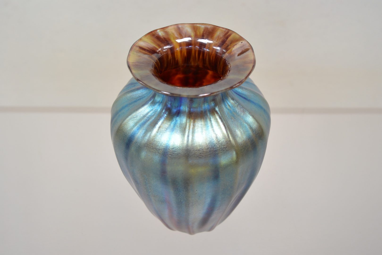 Barry Fairbairn Hand Made Art Glass Vase Iridescent Colin Heaney Era Invisedge